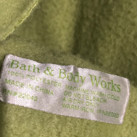 NWOT. BATH & BODY WORKS BEANIE & FRINGED SCARF SET - Picture 5 of 5